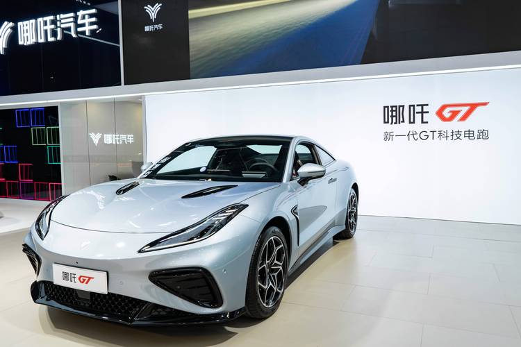 东莞285哪吒汽车在智能汽车领域的表现，领途汽车在新能源汽车市场中的影响力